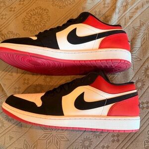 Nike Black White Red Low-Top Sneakers